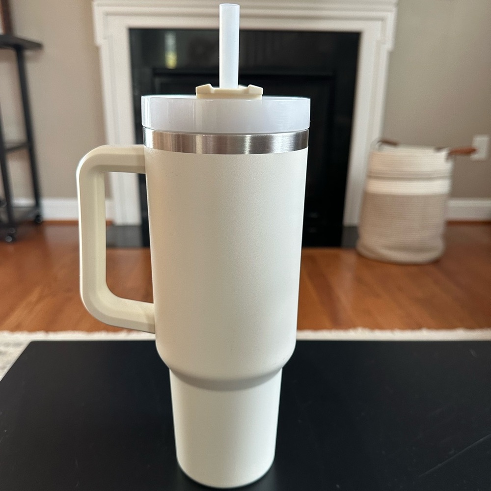 Stanley Quencher 40oz - Picture 2 of 8